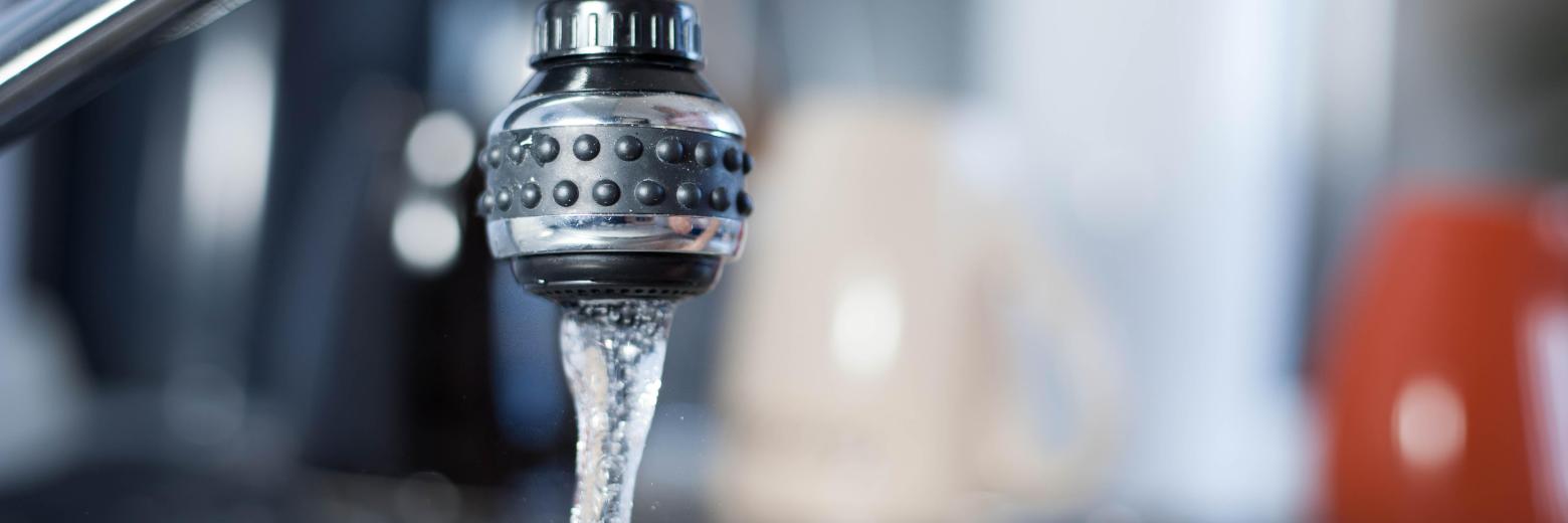 Eau sui coule d'un robinet